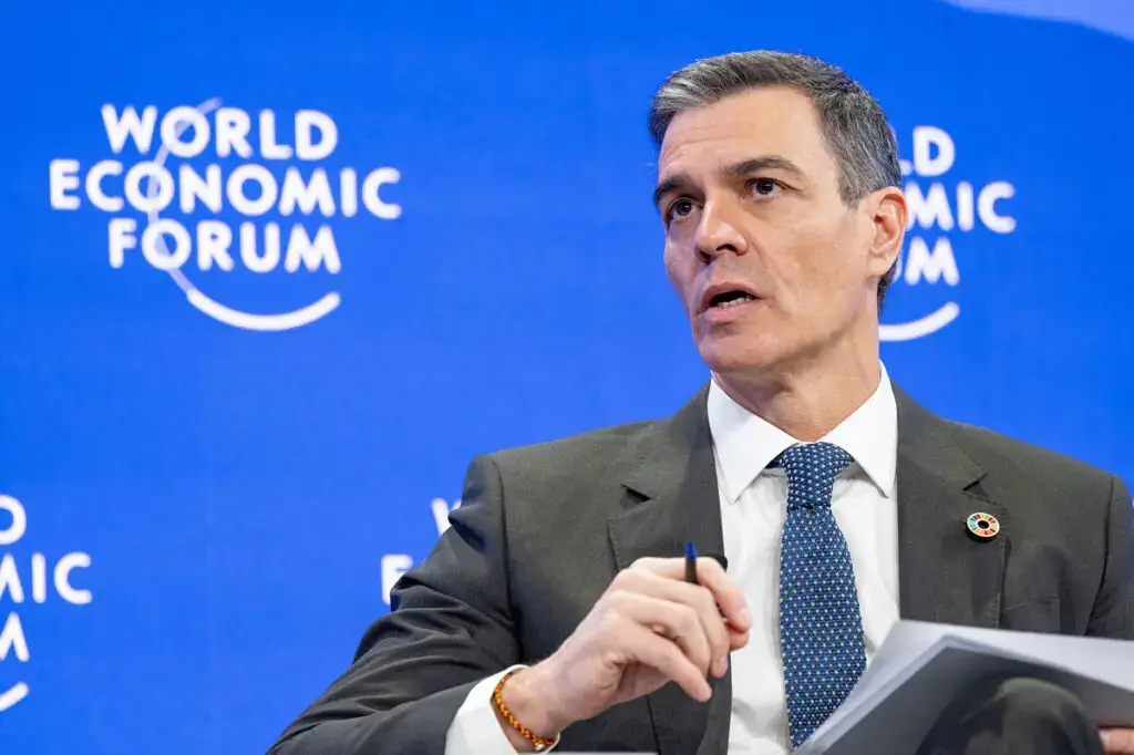 Primeiro-ministro da Espanha, em Davos: Donos das mídias sociais atentam contra democracia